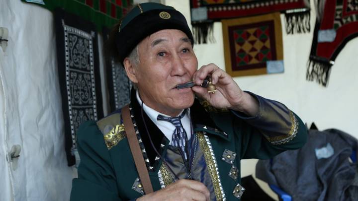 Хомусист Николай Павлов на празднике Ысыах