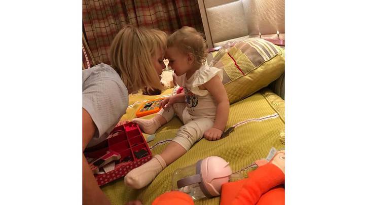 «Ну что за чудо»: поклонники оценили фото Валерии с годовалой внучкой