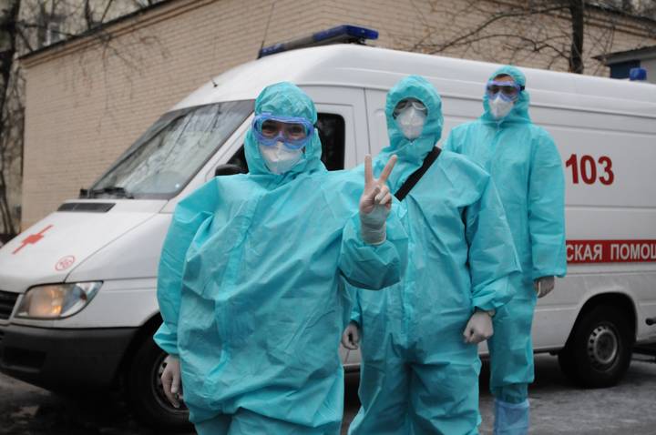 Этот ковидный госпиталь является филиалом Городской клинической больницы имени В. П. Демихова. Он был построен на фоне первой волны пандемии в рекордные сроки — за 4,5 недели, и открыт в апреле 2020 года. Медицинский центр занимает территорию более 40 гектаров и представляет собой полностью автономный комплекс на 800 мест, из которых 240 — в реанимации. Больница и далее будет использоваться по предназначению — для лечения пациентов с различными инфекционными заболеваниями, к примеру респираторными или кишечными. Временный госпиталь в городской клинической больнице № 52. Фельдшеры Регина Шарюкова, Алексей Ли и студентпрактикант Сергей Моржеедов перед выездом к пациентам 