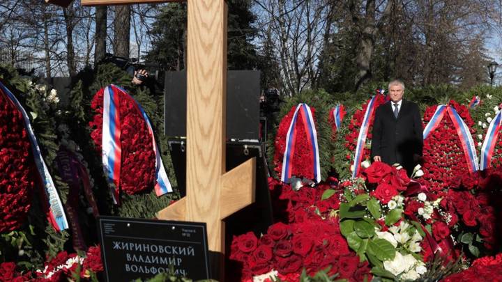 Володин возложил цветы к могиле Жириновского на девятый день после его ухода