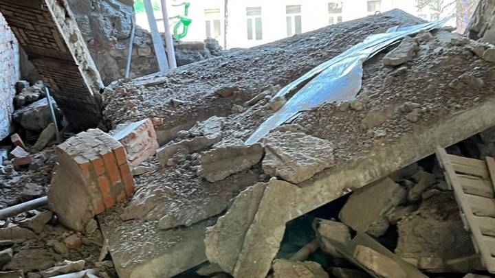 Один человек погиб при обрушении плиты в Бригадирском переулке