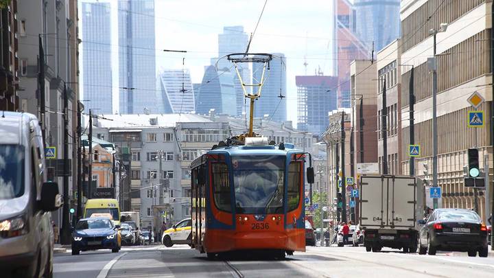 Два трамвайных маршрута задерживаются из-за ДТП на путях в центре Москвы