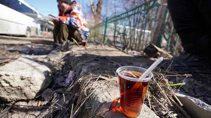 Бездомные, чьи тела нашли на Ленинском проспекте, могли отравиться просрочкой