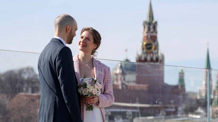 Более четверти молодоженов в Москве женятся осенью