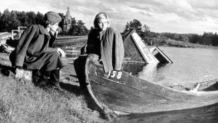 Актрисы Ирина Борисовна Шевчук (слева) в роли Риты Осяниной и Елена Григорьевна Драпеко в роли Лизы Бричкиной