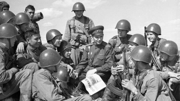 Войсковые учения 2-й гвардейская Таманской мотострелковой дивизии. В перерыве между боевыми учениями солдаты обсуждают последние новости.