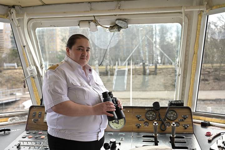 Капитан речного трамвая Нелли Оганесян на борту своего судна «Москва-29» 