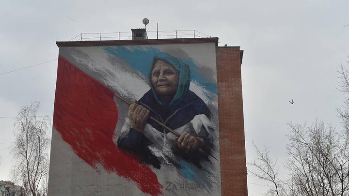 Фигуру бабушки с флагом СССР «обезглавили» в московском районе Куркино