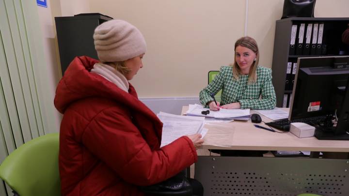 Ведущий специалист инфоцентра на Кантемировской Екатерина Сарахман (справа) консультирует Татьяну Ларину по переезду