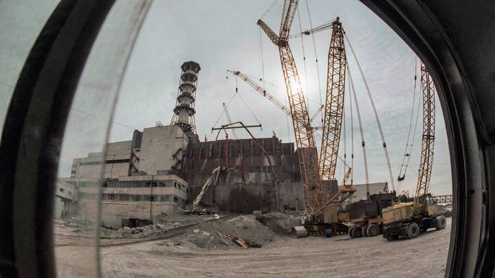 Возведение защитного «Укрытия» над аварийным четвертым энергоблоком, октябрь 1986 года / Фото: Валерий Зуфаров / ТАСС