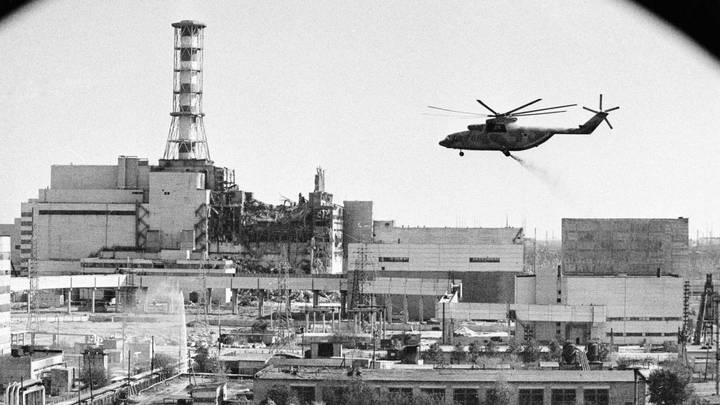 Вертолеты ведут дезактивацию зданий Чернобыльской атомной электростанции после аварии / Фото: РИА Новости / Игорь Костин
