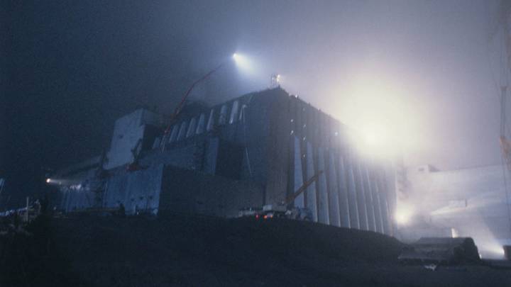 Саркофаг над четвертым энергоблоком ЧАЭС, построенный к ноябрю 1986 года / Фото: РИА Новости 