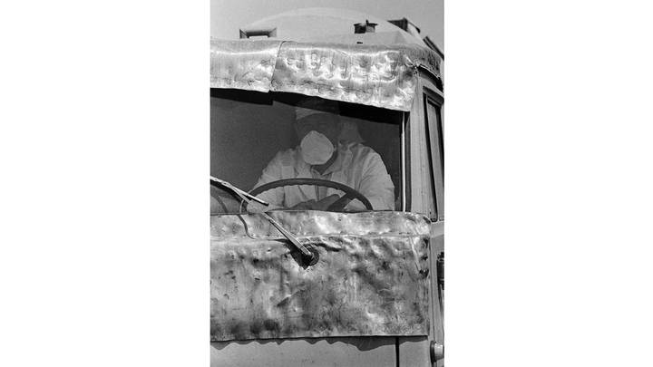 Машина, работавшая в зоне Чернобыльской АЭС в первые дни после аварии, прикрыта толстыми свинцовыми щитами / Фото: РИА Новости / Игорь Костин