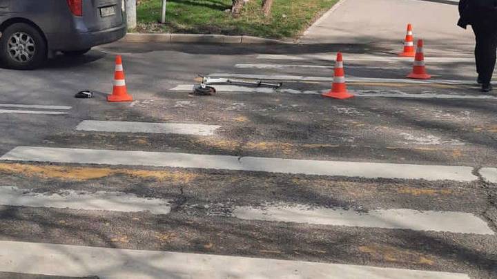 Водитель автомобиля сбил школьника на самокате на юге Москвы