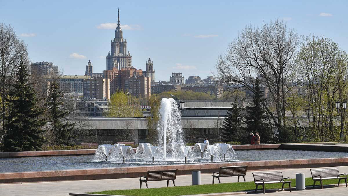 Поклонная гора метро выход. Поклонная гора метро. Поклонная гора станция метро парк Победы. Сквер у метро парк Победы Москва. Поклонная гора в Москве станция метро.