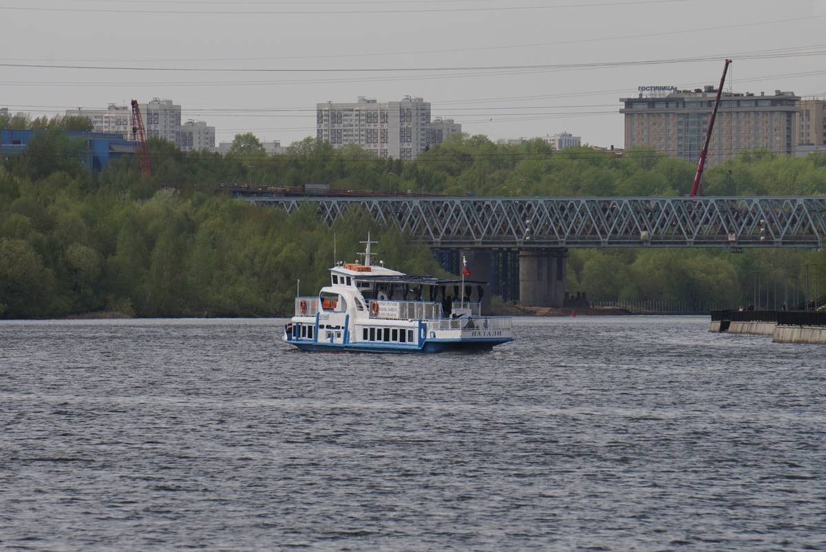 Коммунальный флот с водной акватории Москвы собрал около 150 тонн мусора с начала навигации