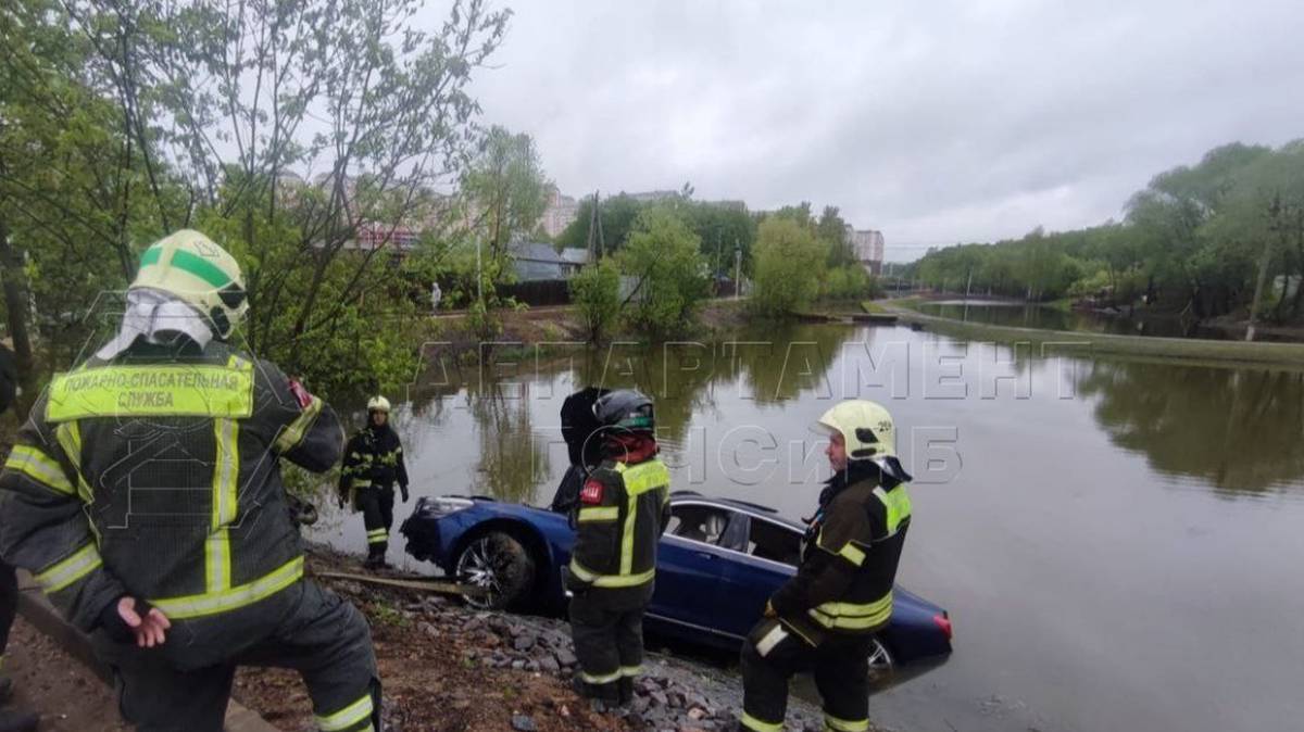 Автомобиль скатился в реку в ТиНАО