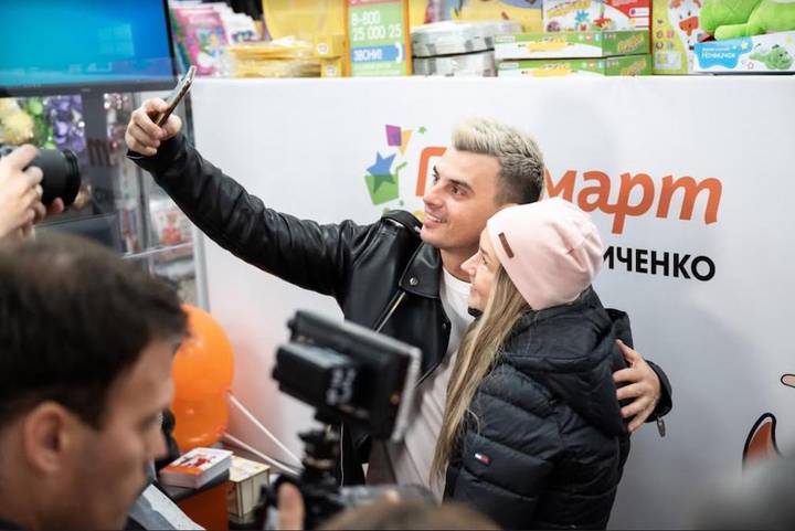 Укатили на электромобиле: звездные подарки получили гости магазина «Галамарт & Кирилл Туриченко»