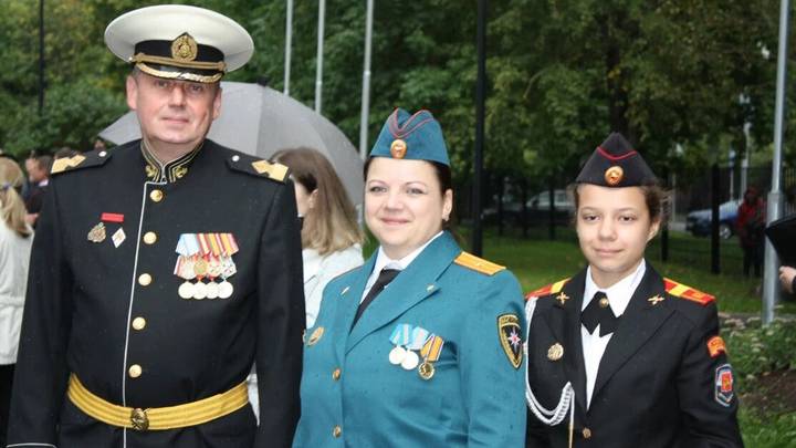 Кадет Екатерина Мустакаева с офицером-воспитателем Алексеем Хромовым и мамой Елизаветой Кокоревой