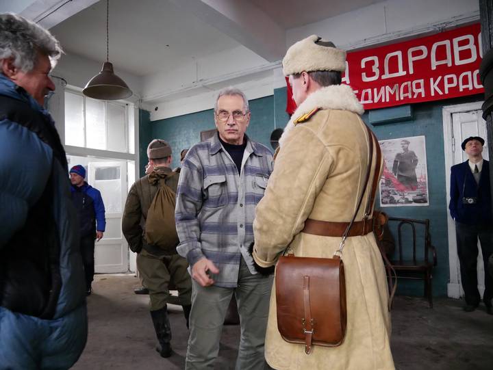 Бой идет святой и правый: режиссер Карен Геворкян рассказал о съемках фильма «Василий Теркин»