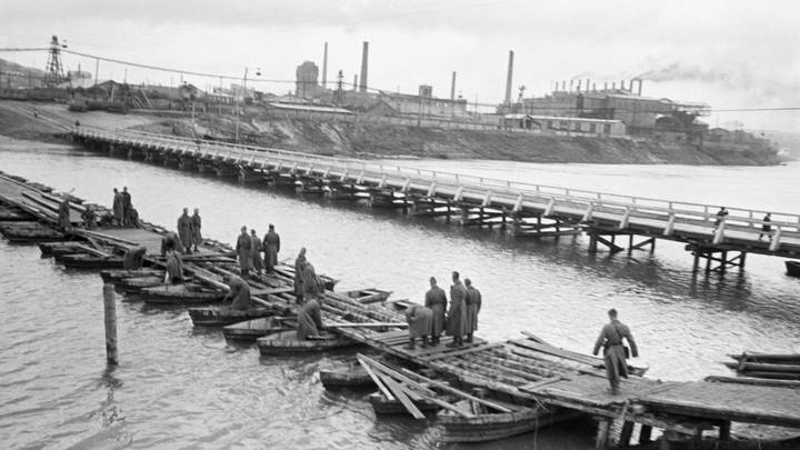 Освобождение Украины. Советские отдельные понтонно-мостовые бригады, наводят мосты через Северский Донец. Донецкая область.