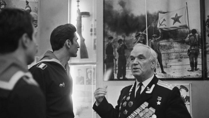 Герой Советского Союза бывший начальник штаба отряда особого назначения Новороссийской военно-морской базы, участник десанта на Малую землю полковник в отставке Федор Евгеньевич Котанов во время беседы с молодыми моряками о подвигах черноморцев