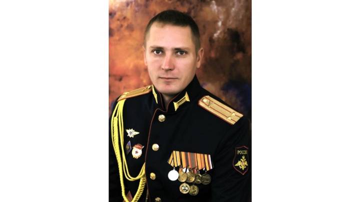 Офицер подает личный пример