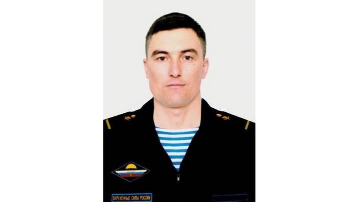 Офицер подает личный пример