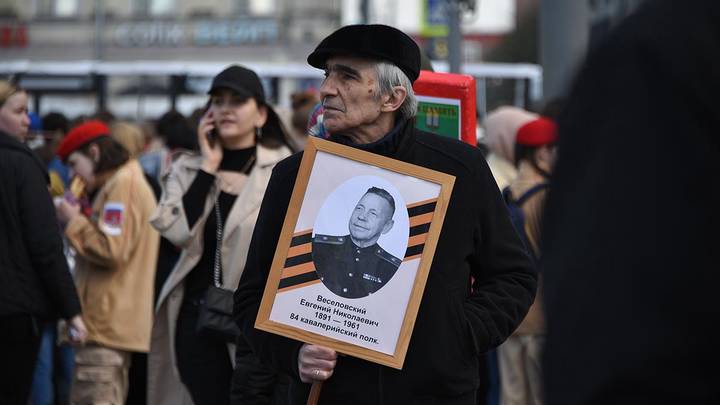 Напомнить людям вокруг о героях