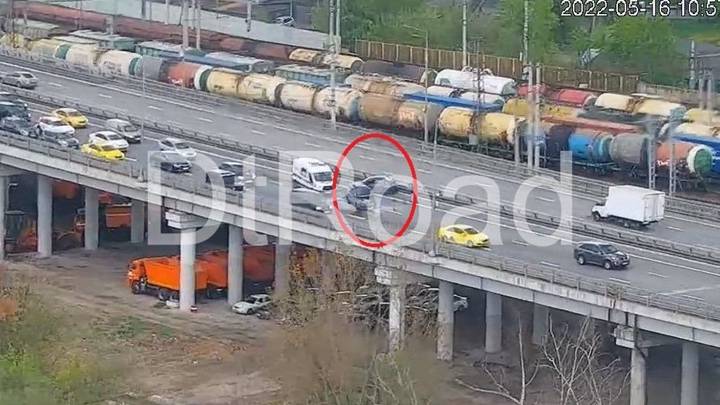 Автомобиль загорелся в результате ДТП на востоке Москвы