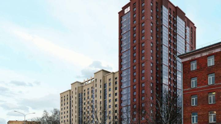 Трехсекционный дом в Гостиничном проезде, 8А, украсят алюминиевые часы на фасаде самого высокого корпуса