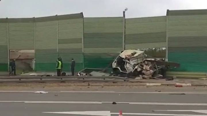 Грузовик столкнулся с авто и влетел в остановку на Минском шоссе