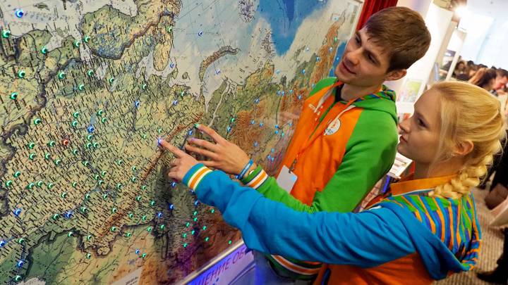 Вожатые Ильдар Титков и Анна Деткова изучают карту России