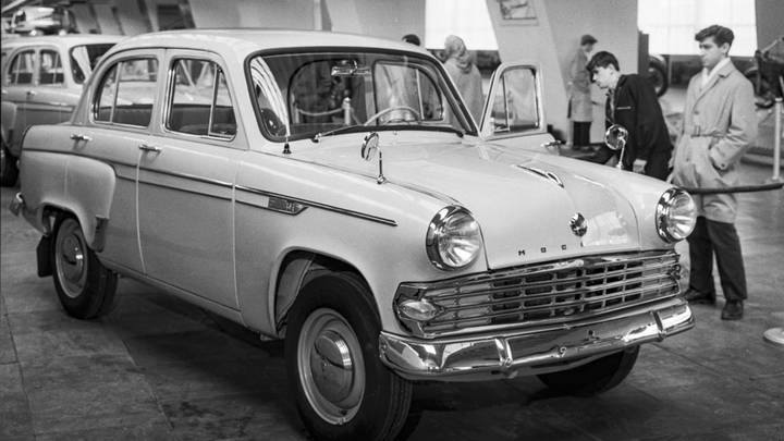 Легковой автомобиль «Москвич-403» в павильоне «Машиностроение» ВДНХ СССР. Автор – О. Кузьмин. Москва. Май 1964 г.