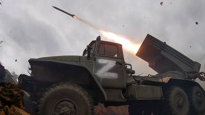 Российские военные спасают раненых товарищей и отражают огонь противника