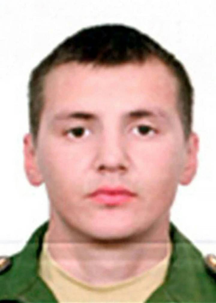 Российские военные спасают раненых товарищей и отражают огонь противника