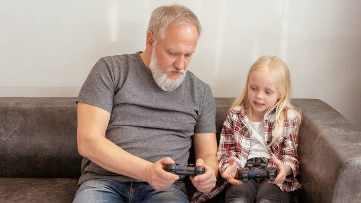 Специалисты семейных центров помогают воспитать уважительное отношение к старшим