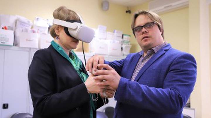 Отработка навыка управления джойстиком на тренинге в столичном Департаменте труда и соцзащиты 