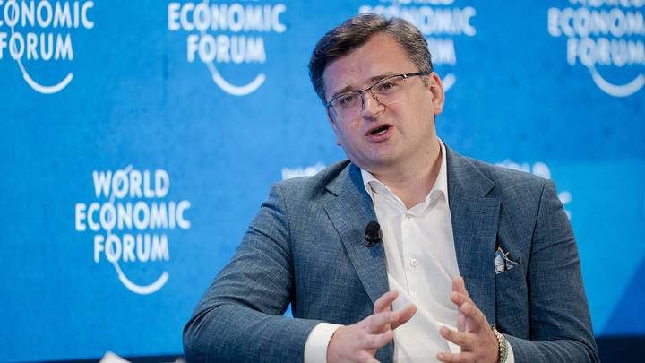 Кулеба признал тайные поставки оружия Украине третьими странами