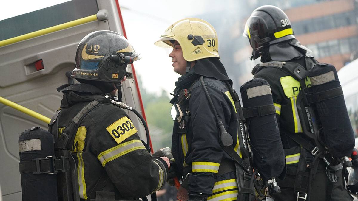 Два человека спасли при тушении пожара на Бутырском валу