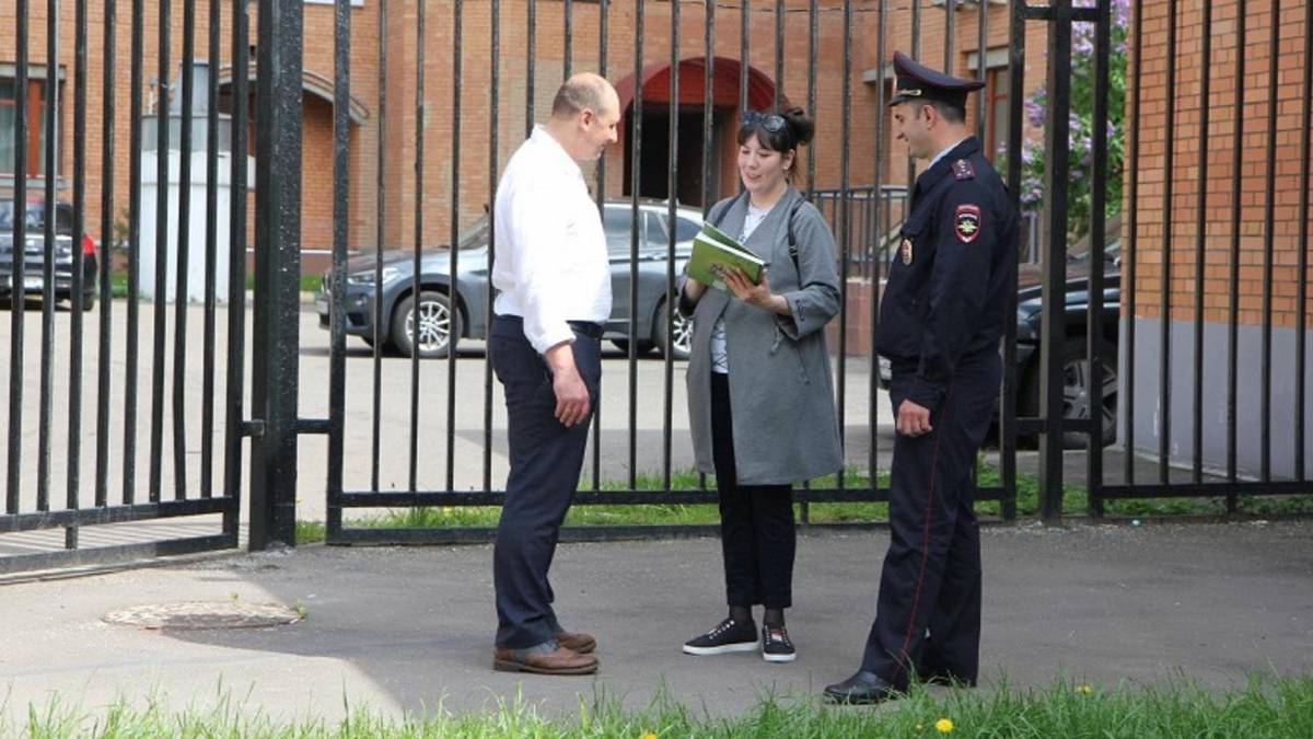 Ребенок застрял в заборе на западе Москвы