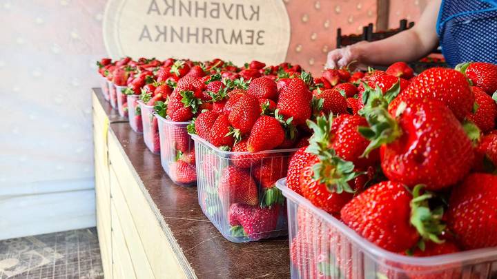 Шеф-повар Крюков составил топ-3 самых простых и вкусных рецептов блюд из клубники