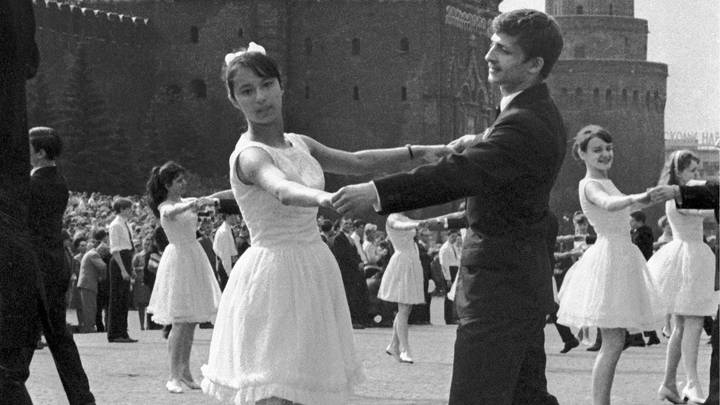 ыпускники столичных школ танцуют вальс на Красной площади