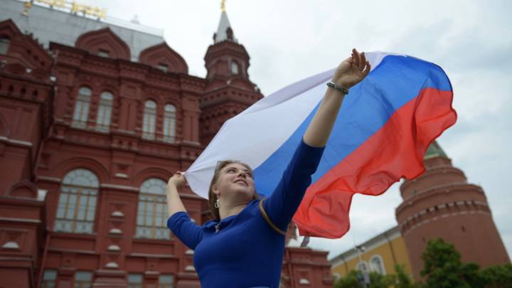 Россиянам напомнили о длинных выходных и короткой рабочей неделе
