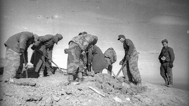 Попавшие в плен солдаты вермахта на общественных работах в Севастополе, 1944 год