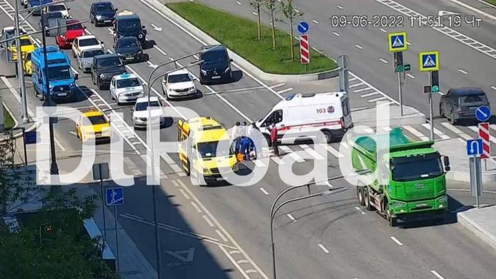 Грузовик сбил женщину на Звенигородском шоссе в Москве