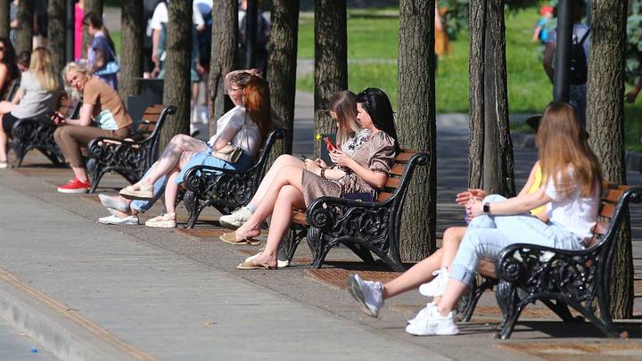 Около 30 тысяч бутылок воды раздали посетителям парков в Подмосковье в выходные