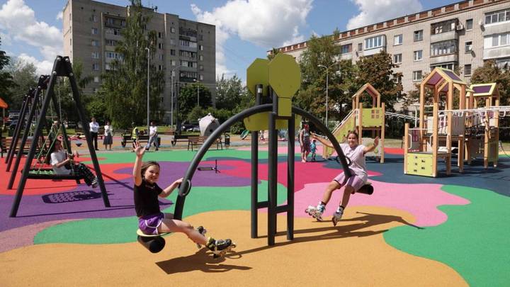 Сгоревшую детскую площадку оперативно восстановили в ТиНАО