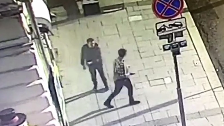 На иностранца напали с ножом и ограбили в центре Москвы. Видео