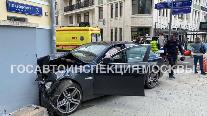 Один человек пострадал в результате ДТП с участием двух автомобилей в центре Москвы